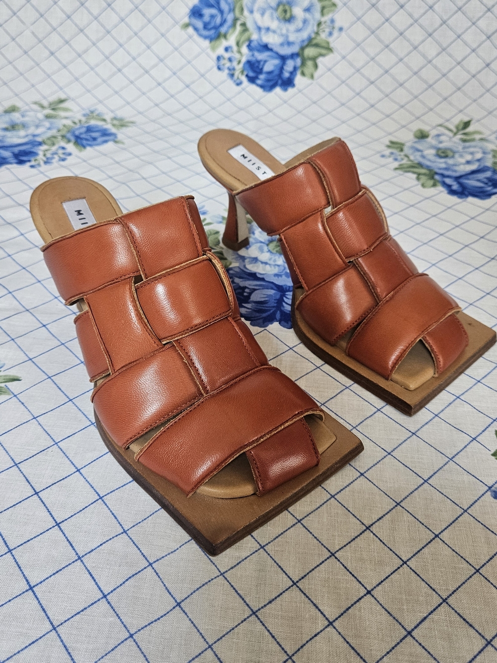 MIISTA Women's Tan Leather Woven Slide Sandals - Picture 4 of 10